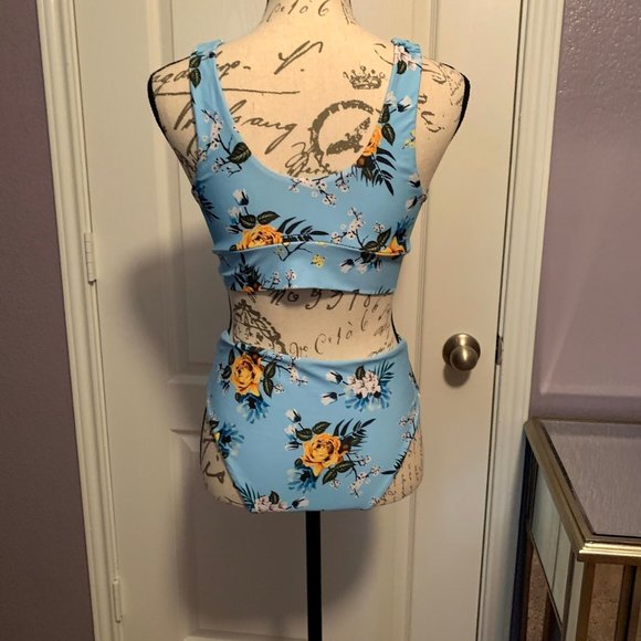 Tie Front Flower Bikini - Picture 4 of 4